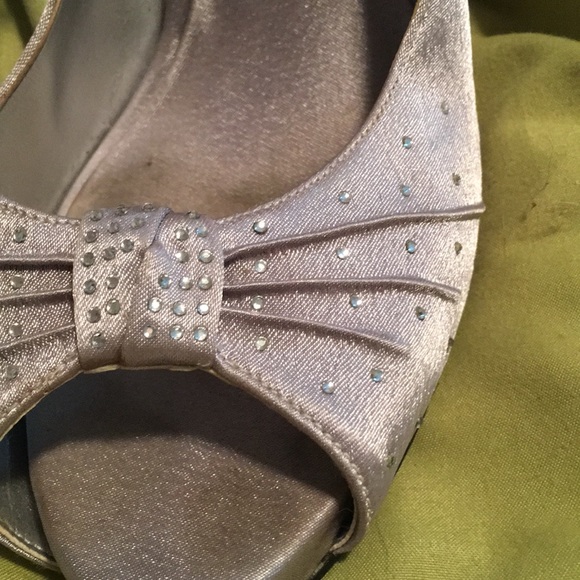 Adorable silver sling back heels - Picture 2 of 6